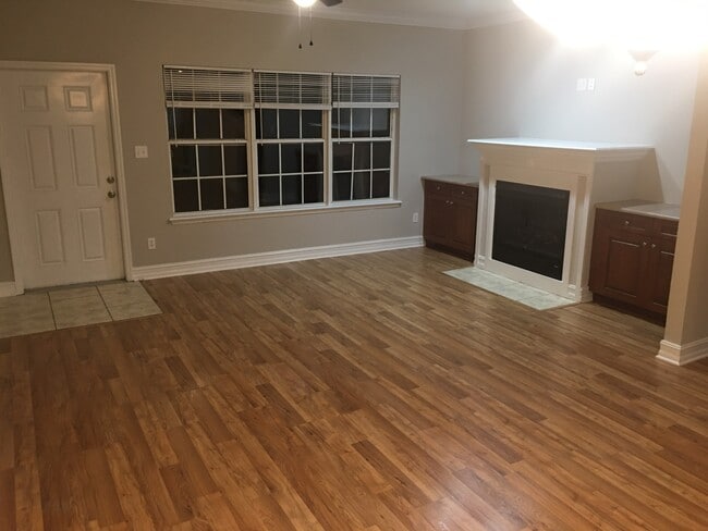 Building Photo - 1585 Crescent Hills Dr