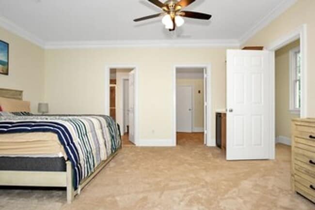 Building Photo - Furnished 3-bedroon townhouse end-unit for...