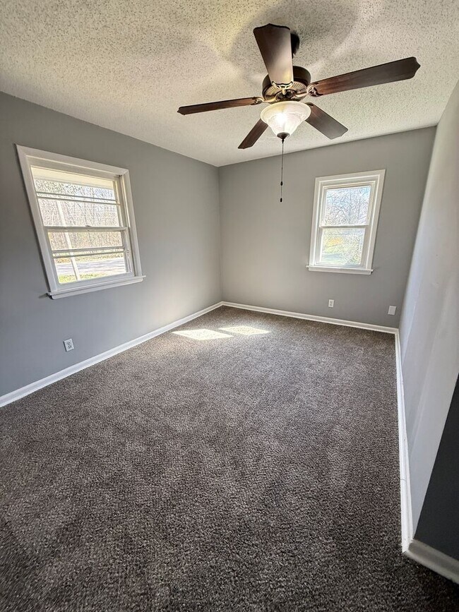 Building Photo - 4 bedroom/1 bath/detached storage building