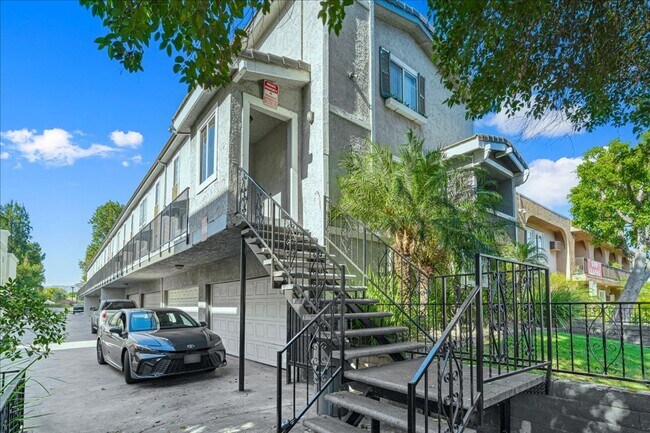 Building Photo - 18547 Saticoy St