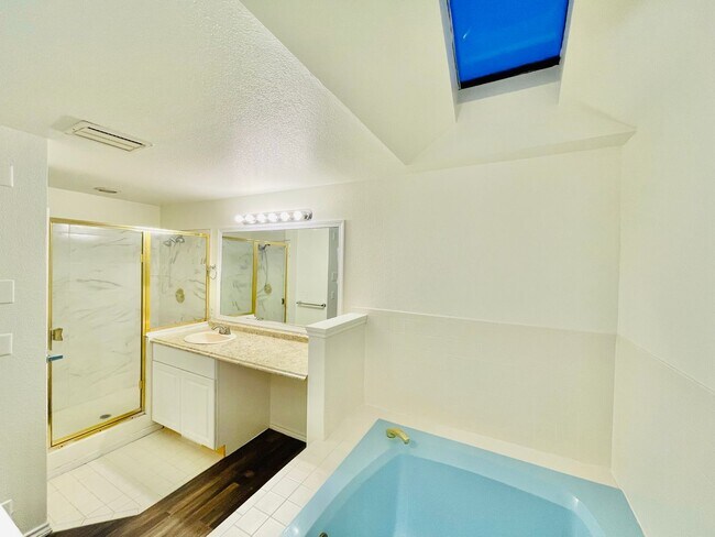 Building Photo - Luxurious 4-Bedroom Retreat with Mount Rai...