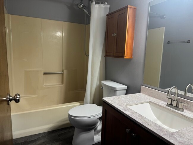 Building Photo - 211 Skyview Dr