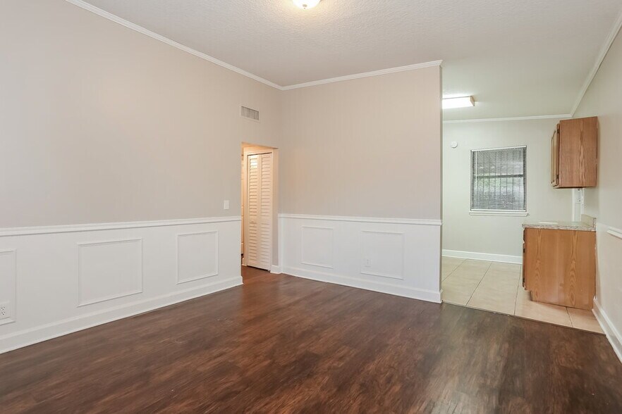 Building Photo - 2611 Lowes Pl