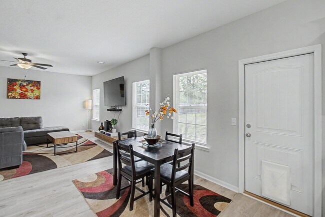 Building Photo - 18 Sunflower Cir NE