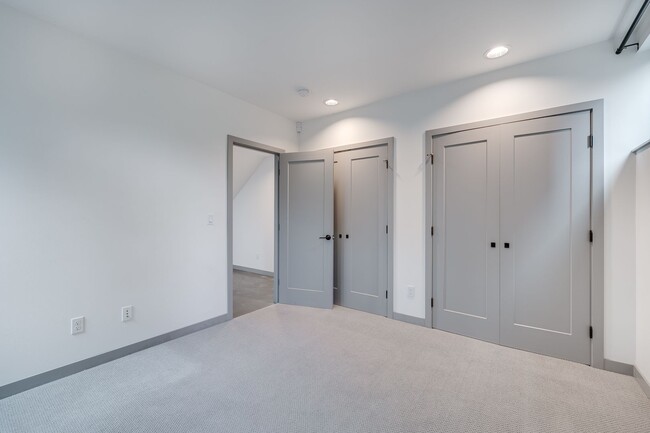 Building Photo - 2 bedroom open lay out townhome in Georget...
