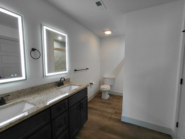 Building Photo - Beautiful home close to post