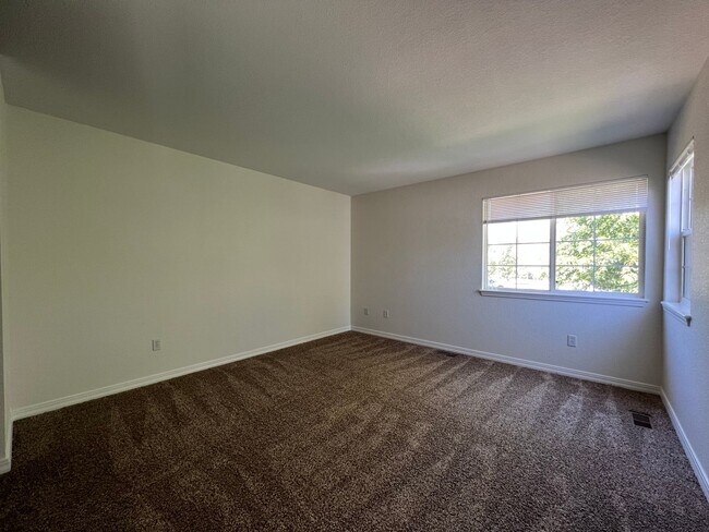 Building Photo - Charming 2 Bed/1.5 Townhome in Fabulous Longmont Location!