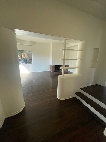 Building Photo - 3043 Hollycrest Dr