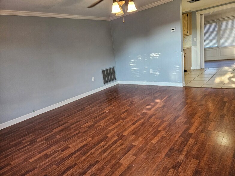 Building Photo - 11205 Meadow Dr