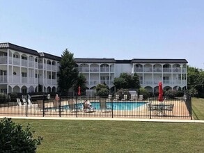 Building Photo - Knoxville 37919 - 2 bedroom 2 bath condo - call Howard Grower 865-705-0969