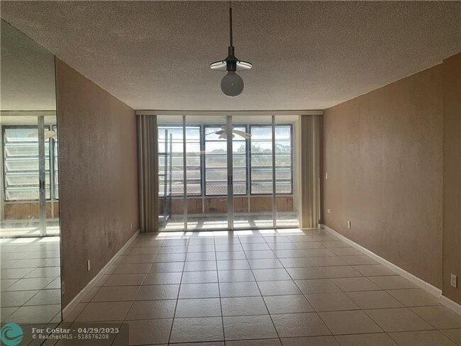 Building Photo - 9470 Live Oak Pl
