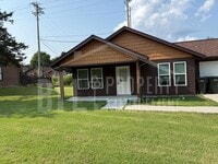 Building Photo - 300 Valley Stream Cir
