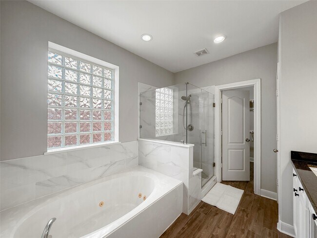 Building Photo - 1762 Lakeside Enclave Dr