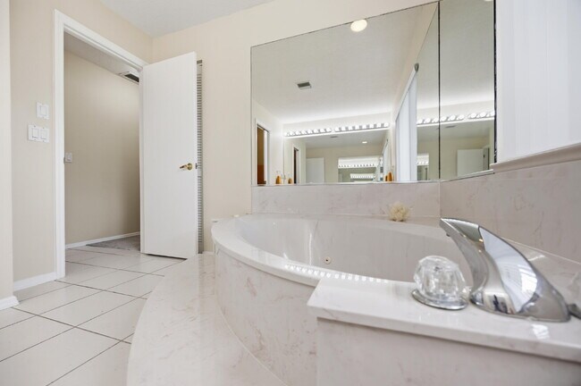 Building Photo - "Spacious 3-Bedroom Retreat with 2 Full Baths in Rotonda West Pinehurst!"