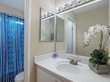 Building Photo - "Cozy 1-Bed Sanctuary in Prime Santa Clara Location!"