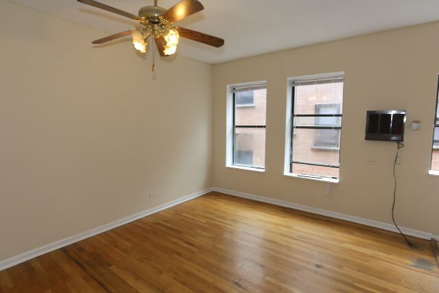 Building Photo - 822 W Cornelia