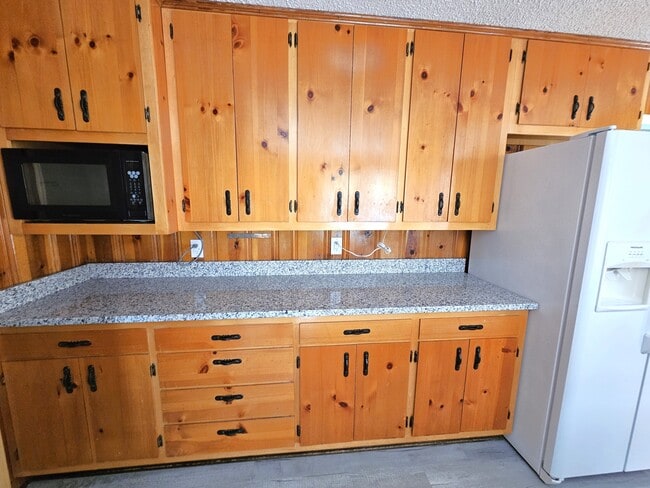 Building Photo - 609 Memorial Dr Ext