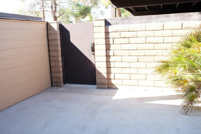 Building Photo - 6127 Meadowhaven Ln