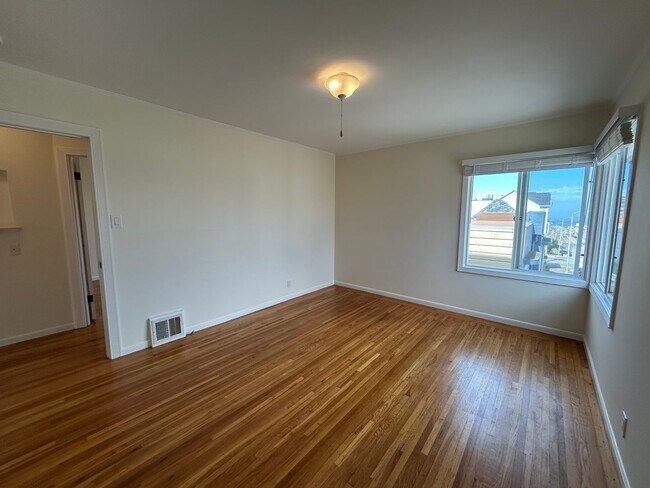 Building Photo - 1401-1403 34th Avenue (926r)