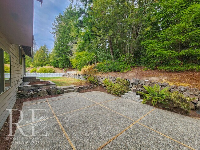 Building Photo - Spacious Tri-Level in East Bremerton | Cor...