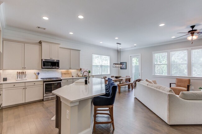 Building Photo - 1450 Edgebrook Ct NE