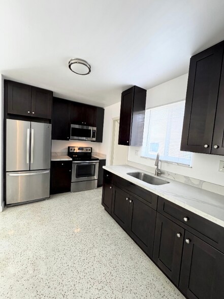 Primary Photo - 624 W 17th St