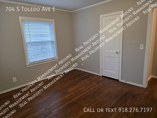 Building Photo - 704 S Toledo Ave