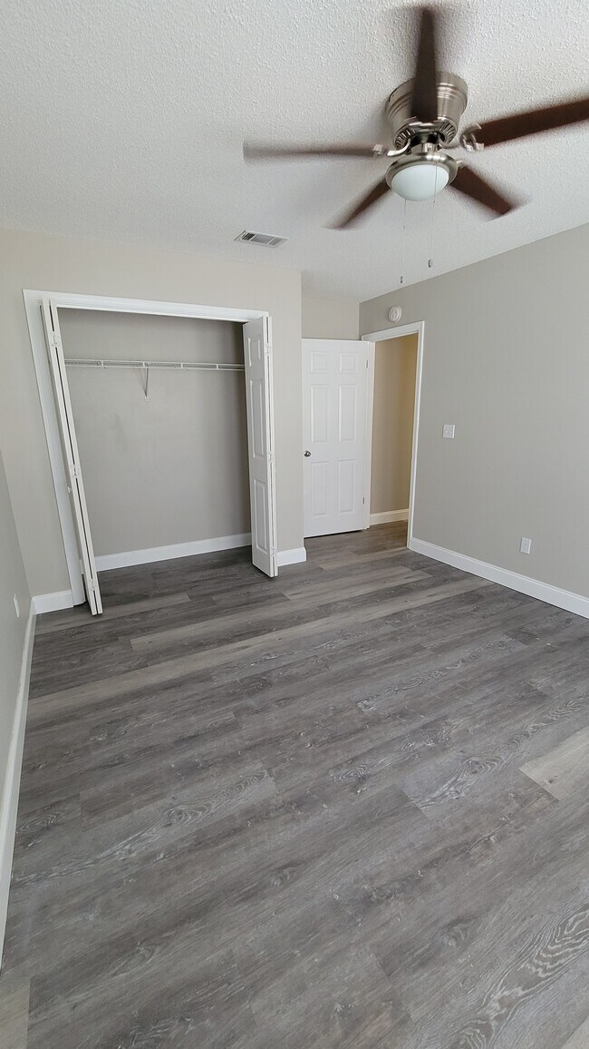 Building Photo - 747 Spring Lake Dr