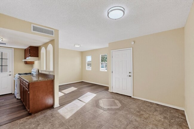 Building Photo - 4 bedroom 2.5 bath home in East El Paso!