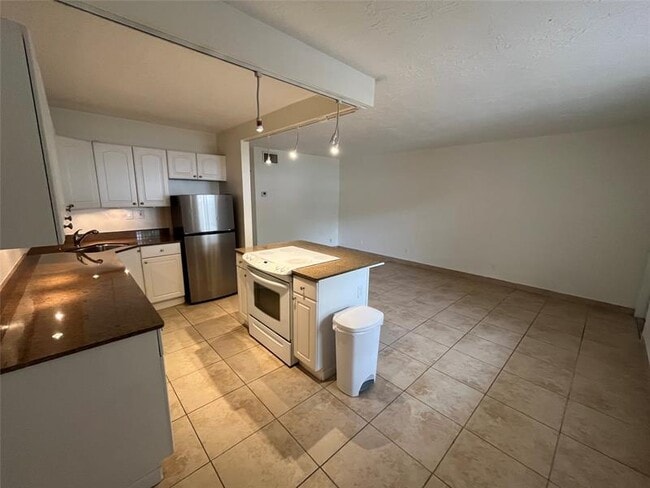 Building Photo - 1414 NE 5th Terrace