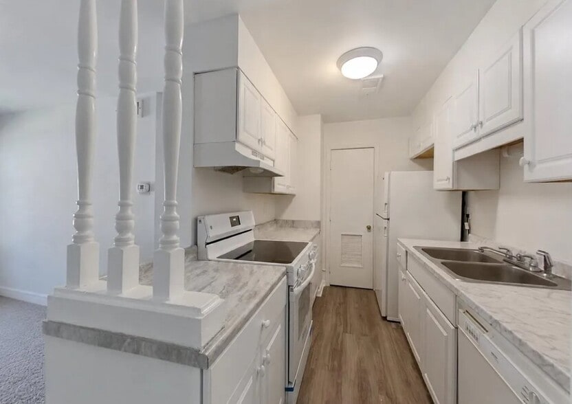 Building Photo - 5821 Rexford Dr