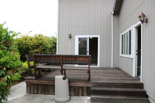 Building Photo - Gorgeous, spacious 3/2.5 with garage and office