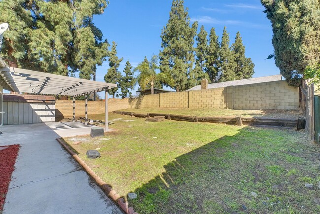 Building Photo - 1052 W Quince St
