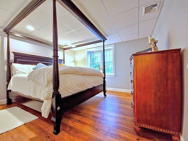 Building Photo - 111 Shore Dr