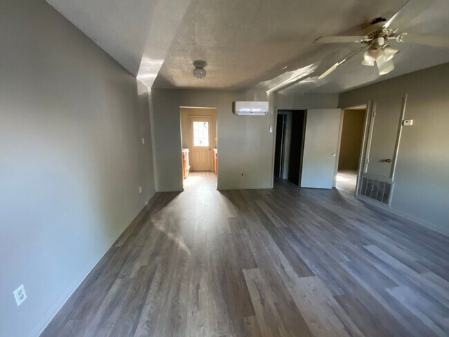 Primary Photo - 908 Warner Ave