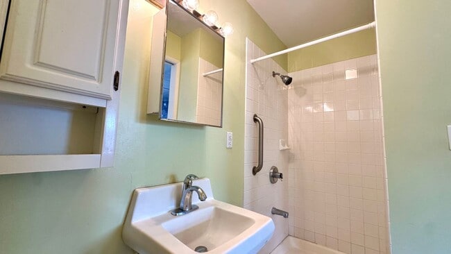 Building Photo - Available NOW - 3 Bedroom, 2 Bath, with a ...