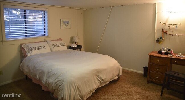 Building Photo - 1 br, 1 bath Apartment - 1203 West Oak Street