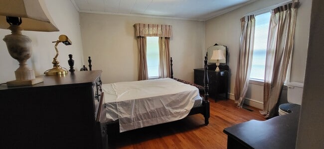 Building Photo - 2-bedroom, 1-bath partially furnished home
