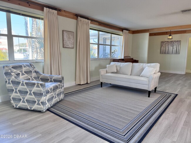 Building Photo - 3041 N Oleander Ave