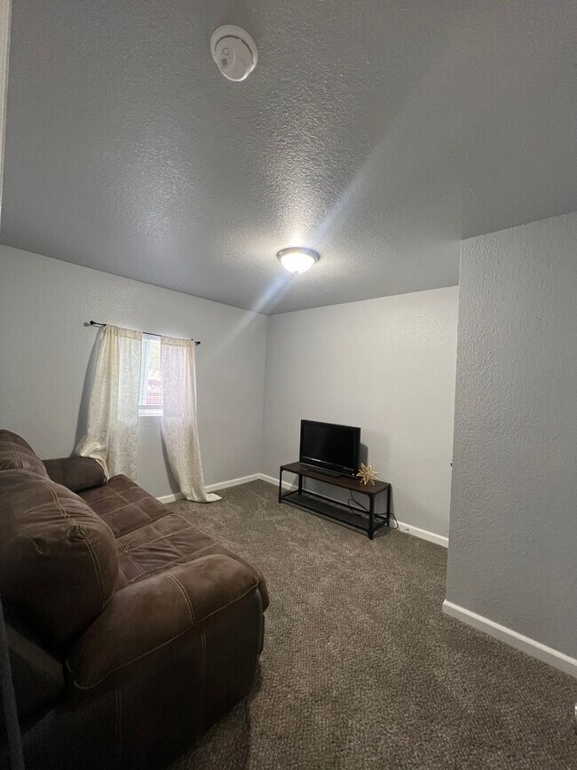 Building Photo - ALL PROSPECTIVE TENANTS MUST SUBMIT A $58 ...
