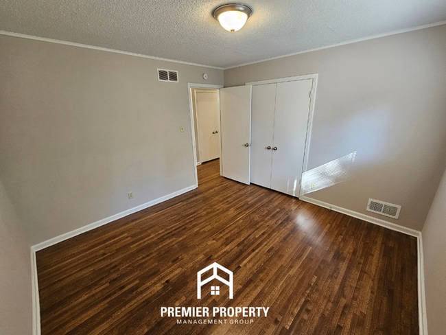 Building Photo - 2942 S.Mendenhall Road