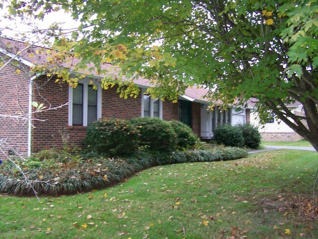 Building Photo - 7225 Deville Way