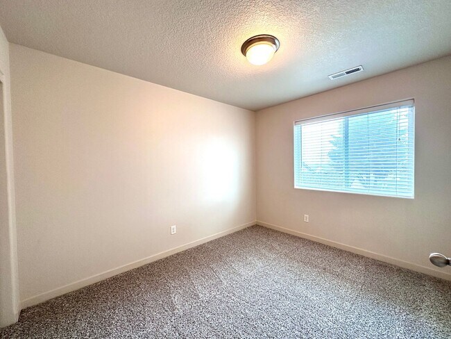 Building Photo - Beautiful 3 Bd 2.5 Ba Town Home by Vancouver Mall