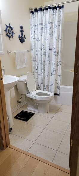 Shared Bathroom - 2322 S Canal St