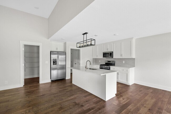 Building Photo - Modern Ranch Rental Near Rossview!