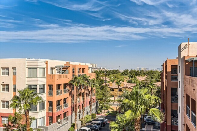 Building Photo - 2 Bedroom Mid-Rise Condo at PARK AVENUE!