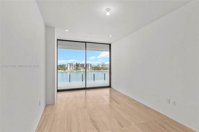 Building Photo - 5 Grove Isle Dr