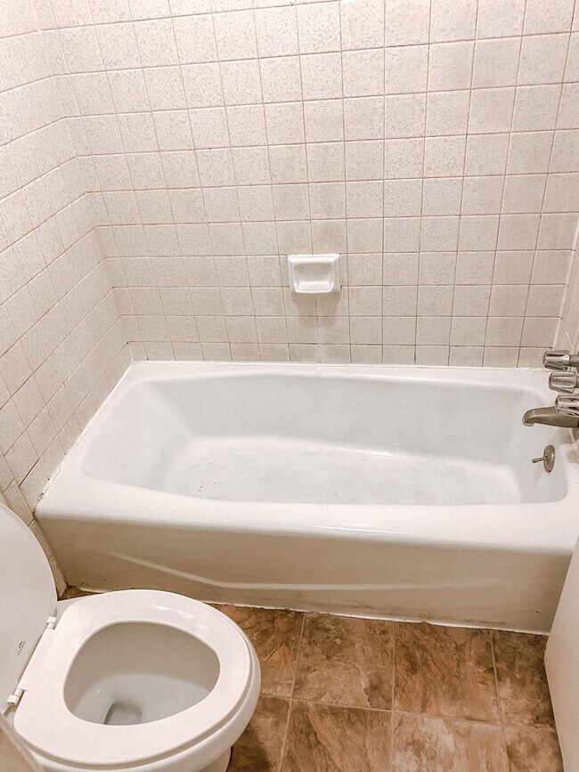 Building Photo - Cozy 2 Bedroom Apartment