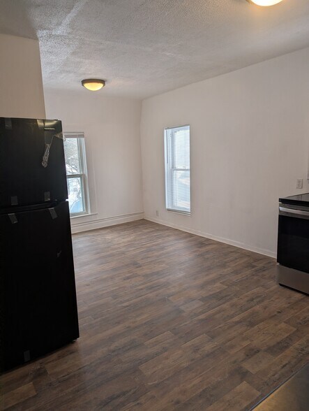 Building Photo - 64 E Maple