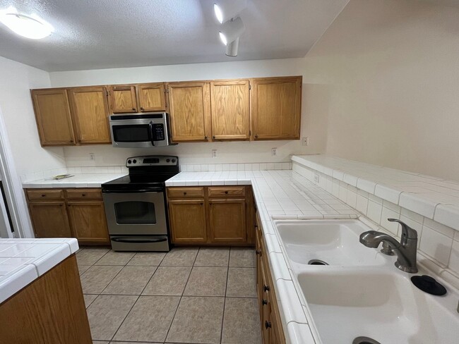 Building Photo - Fantastic 2 Bedroom Condo with Attached Garage